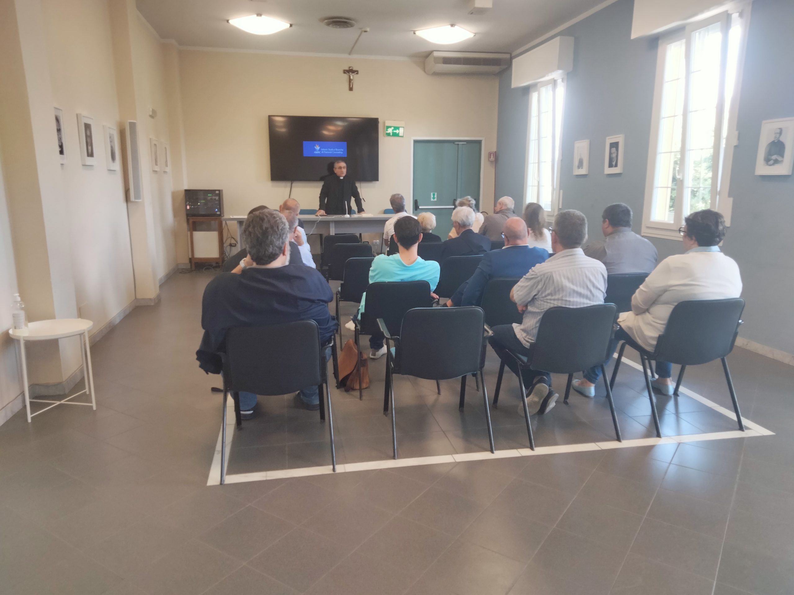 il pubblico ascolta la relazione 